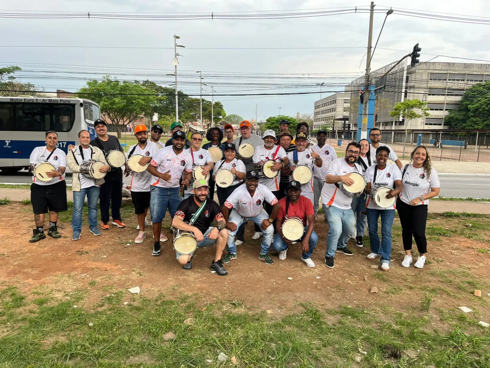 Bateria de cuiqueiros reunida ao ar livre com cuícas e camisas do Só para Cuícas