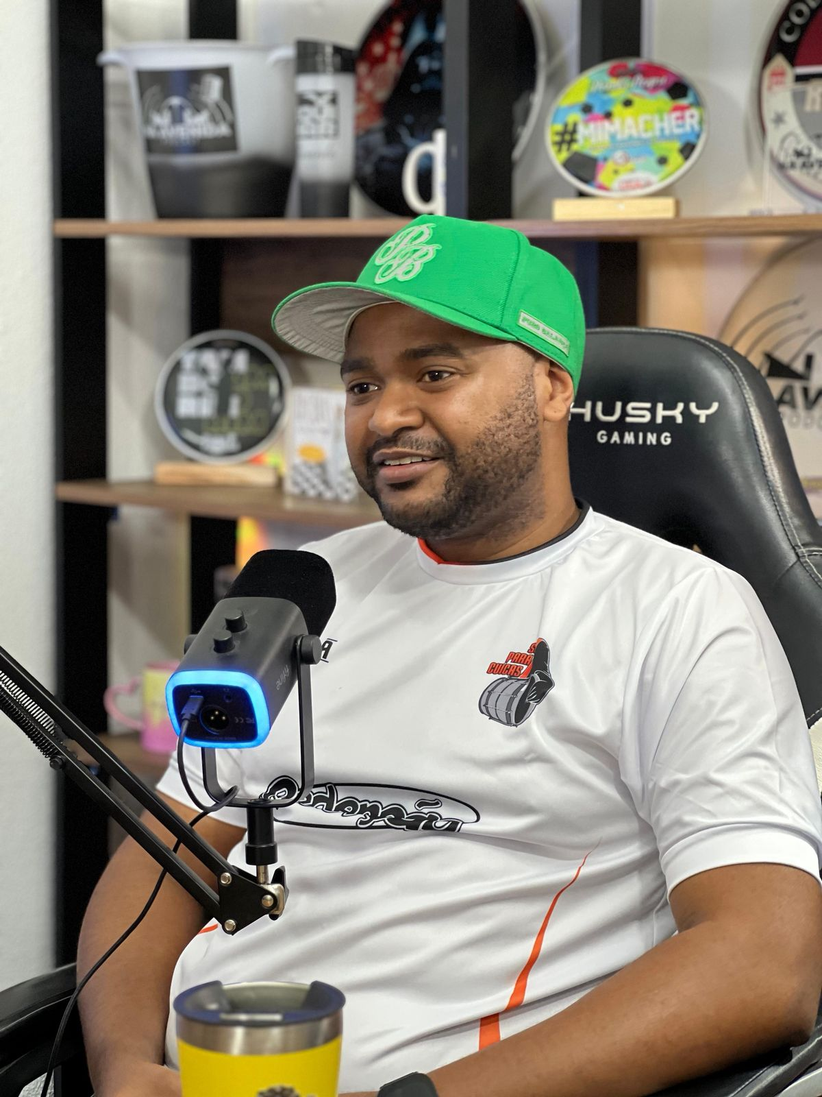 Deyvidson Machado Andrade em entrevista de podcast, com camisa do Só para Cuícas