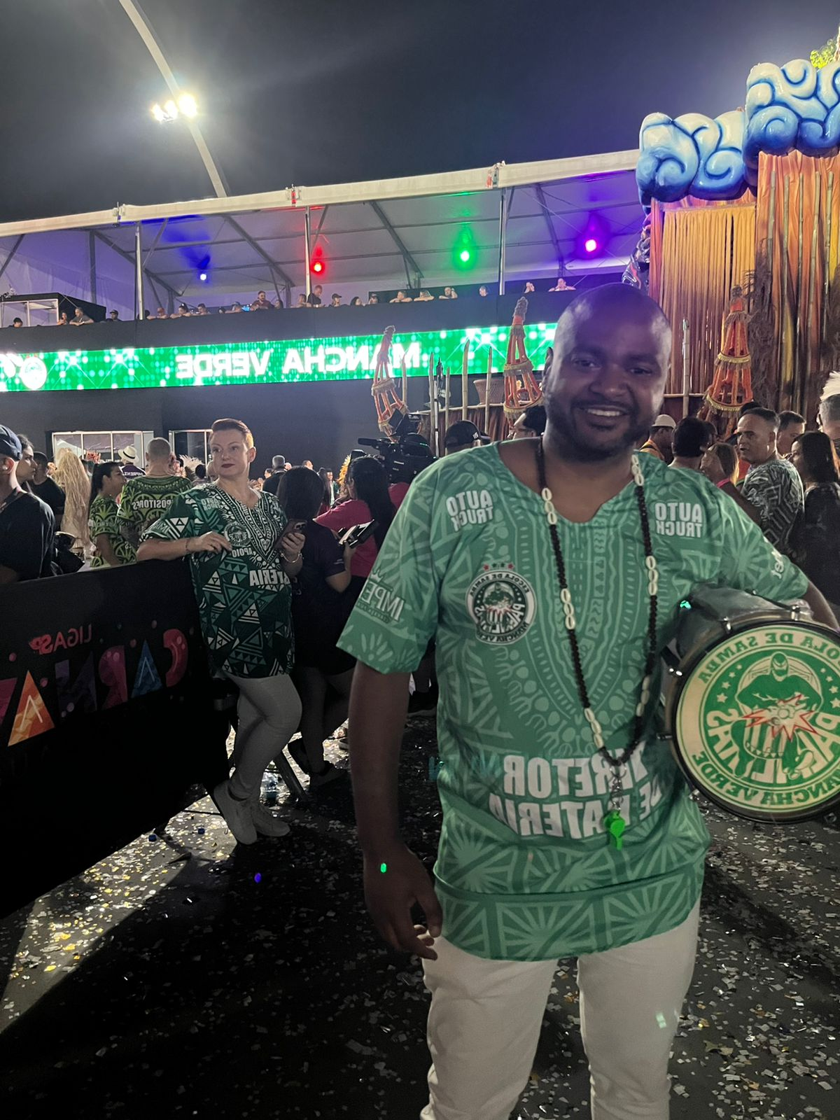 Deyvidson Machado Andrade, o Gaúcho da Cuíca, em evento de carnaval com camisa de diretor de bateria da Mancha Verde